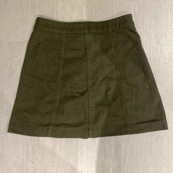 Green H&M skirt is a US and Canada size 2. Brand new, never worn - Picture 2 of 5